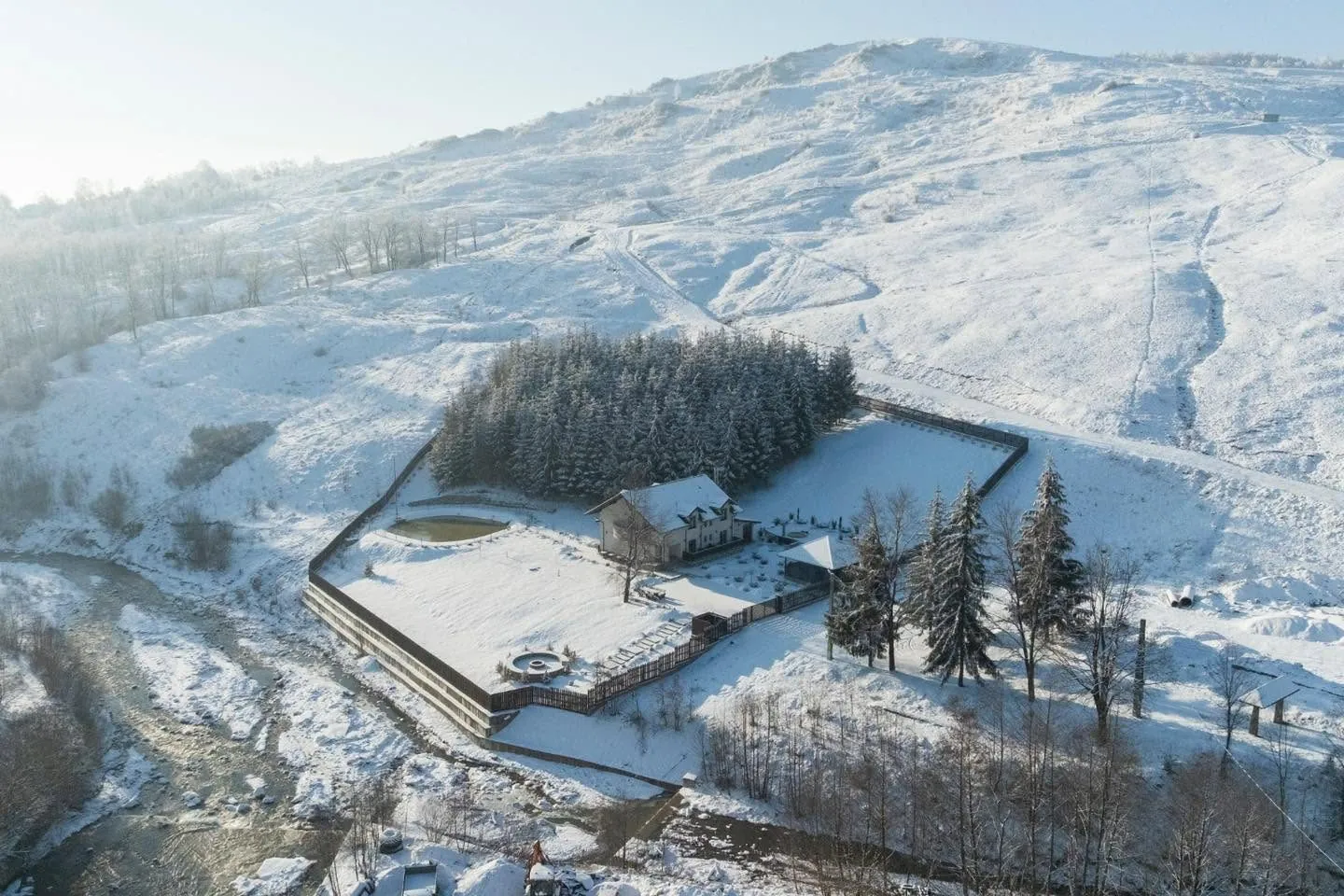 Valea și dealurile din Runcu văzute iarna de deasupra proprietății Hanul cu Brazi