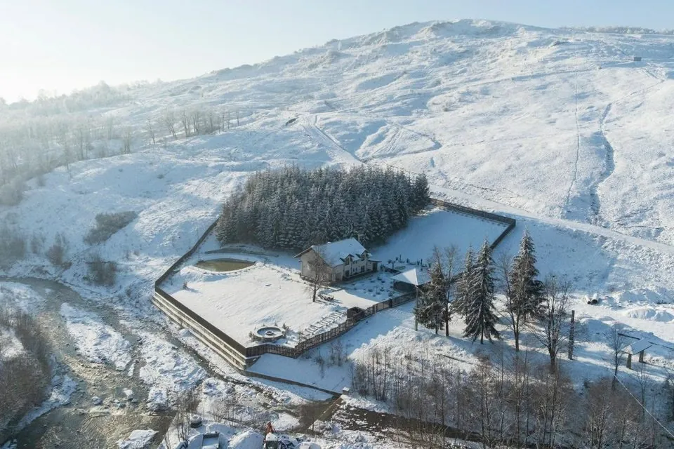 Vedere aeriană de sus asupra întregii proprietăți Hanul cu Brazi