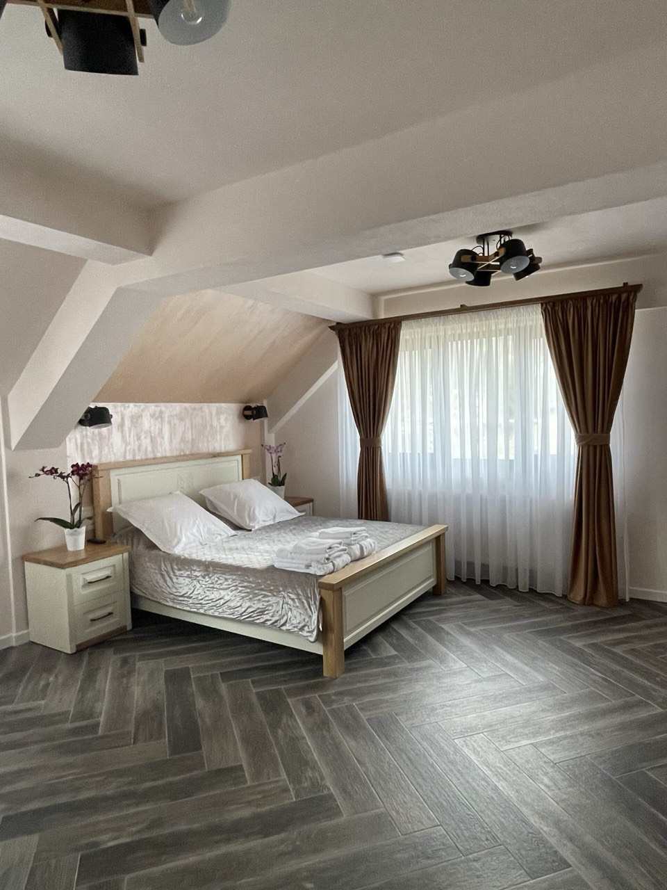 Dormitor mansardat cu pat matrimonial
