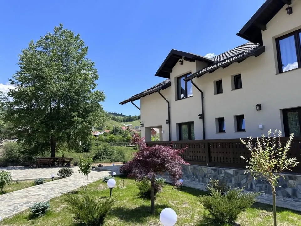 Exteriorul vilei Hanul cu Brazi vara