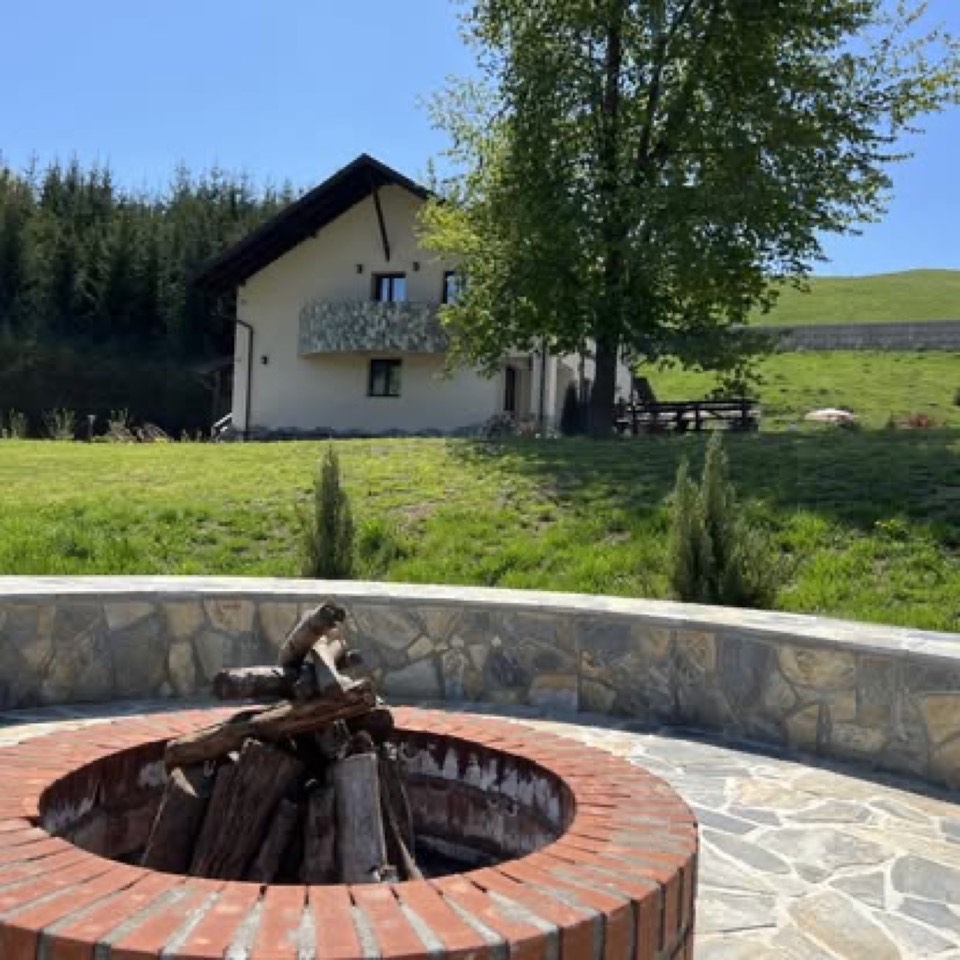 Vatra de foc rotundă din grădina Hanului cu Brazi, pregătită pentru seara
