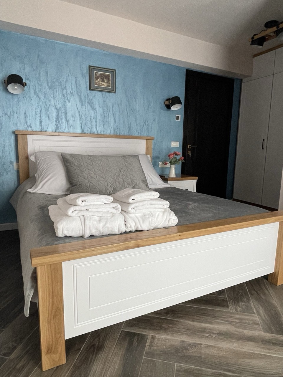 Interior cu mobilier din lemn
