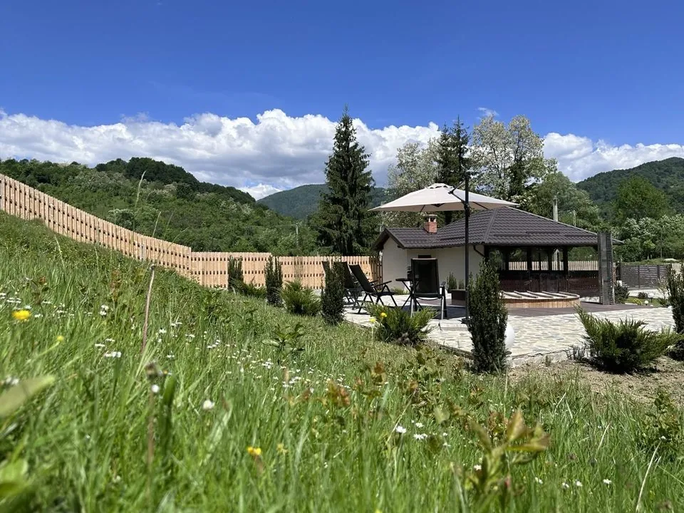 Vila dincolo de pajiștea de vară